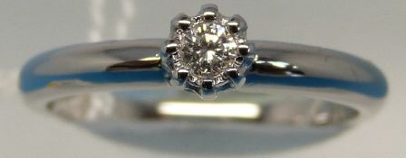 An 18ct white gold ring set with a round brilliant cut diamond (size O)