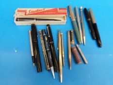 A collection of 15 various fountain pens and propelling pencils to include Parker, De La Rue,