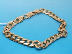 A 9ct gold bracelet of large flattened links (33.