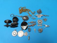 A quantity of brooches to include silver hunting and sweetheart examples,