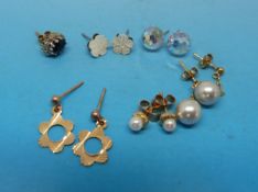 A collection of 9ct gold earrings to include a pair set with pearls