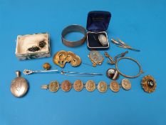 A collection of costume jewellery to include silver locket, agate brooch, Wedgwood brooch,