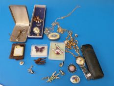 A collection of jewellery to include a brooch, yellow metal glasses,