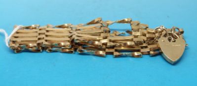A 9ct gold gate bracelet with a 9ct gold clasp (11.