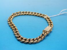A 14ct gold bracelet with knot design links (38.
