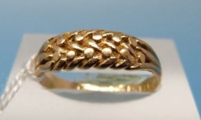 A hallmarked 18ct gold ring with plaited design (size L) (2.
