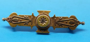 A yellow metal Edwardian bar brooch marked 15ct (2.