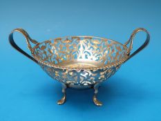 A hallmarked silver two handled pierced bon bon dish, raised on four feet, Chester 1907 (width 16cm,