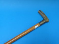 A horn handled walking stick with a hallmarked silver collar