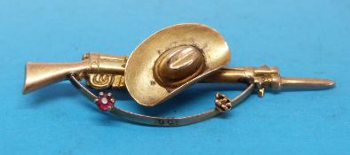 A yellow metal sweetheart brooch marked 9ct in the form of Lee Enfield WWI / WWII gun with bayonet