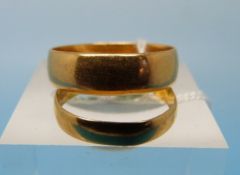 Two 22ct gold wedding bands (5.