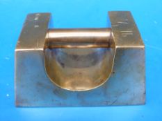 A 7lb brass bar weight with ministry broad arrow,