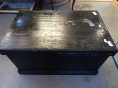 A painted pine chest with handles to either end (L67 x W43 x H36cm)