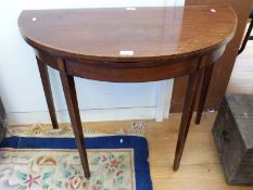 A Georgian D shaped fold over card table with inlaid detail (W91cm x H70cm)