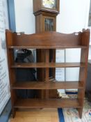 A freestanding four-shelf oak bookcase (W97 x D19 x H121cm)