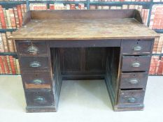 An oak twin pedestal desk fitted four drawers to each side (W121 x D65 x L79cm)