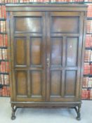 An oak panelled wardrobe (W124 x D46 x L192cm)
