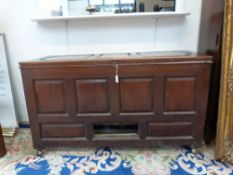 An antique oak panelled coffer (W124 x D49 x H70cm)