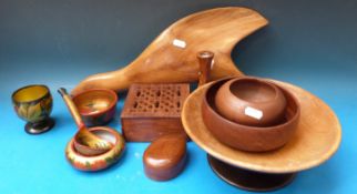 Mixed treen including turned wooden bowls and a bird sculpture