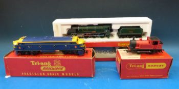 Hornby 00 gauge King Arthur Class 'Sir Dinadan' locomotive together with two other Tri-ang