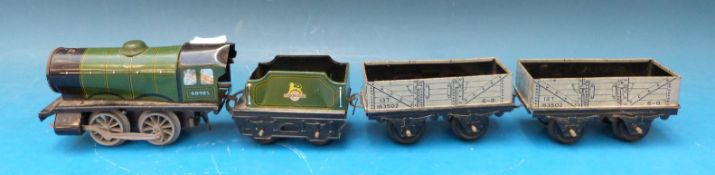 Hornby 0 gauge clockwork tin plate locomotive and tender British rail 60985 together with two