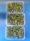 A collection of over 1000 mainly glass marbles