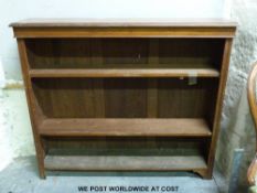 A late 19thC oak bookcase with adjustable shelves (w121 x d26 x h104)