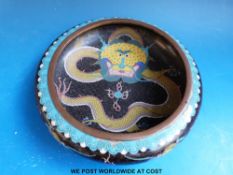 A Chinese cloisonné bowl decorated with dragons (21cm diameter)