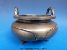A Chinese bronze twin handled censer with rope twist handles (15cm diameter)