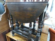 A small oak peg jointed antique oak drop leaf table table (w65 x d27 x h73cm)