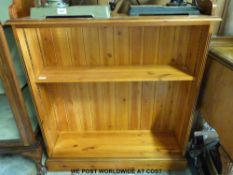 A pine bookcase with adjustable shelf (w91 x d26 x h104cm)