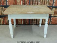 An oak table with carved legs (l106 x w77 x h70cm)