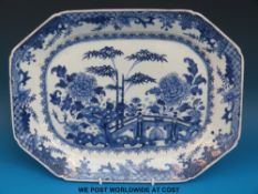 A Chinese octagonal blue and white platter decorated with flowers (35cm x 27cm)