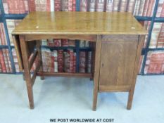 A oak desk with single pedestal and drop flap to end (w91 x d51 x h71cm)