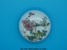 A Chinese circular box decorated with chrysanthemums and butterflies, Guangxu mark and period (6.