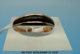 A 9ct gold ring set with a band of onyx (size N)