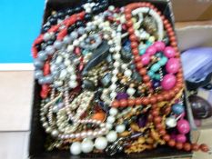 A large collection of beaded necklaces to include pearls, agate,