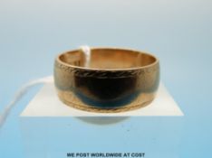 A 9ct gold wedding band (size T, 6.