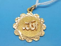 An 18ct gold pendant with Arabic script decoration (5g)