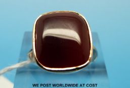 A 9ct gold ring set with an agate cabochon (size L)