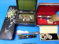 A collection of jewellery to include a gold ring, pendant, compact, silver vesta, shoe horn,