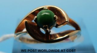 A 9ct gold ring set with a green agate cabochon (size L)