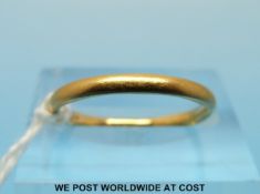 A 22ct gold wedding band (size K, 2.