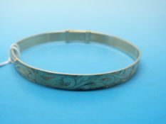A 9ct gold expanding bangle with chased decoration