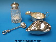 A hallmarked silver sauce boat (108g),