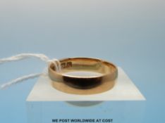An 18ct gold wedding band (size R, 4.