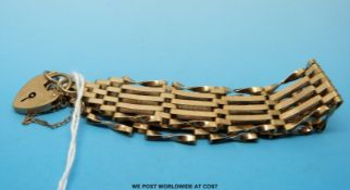 A 9ct gold gate bracelet with a 9ct gold clasp (12.