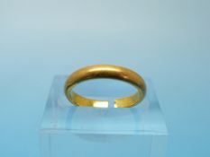 A 22ct gold wedding band (3.