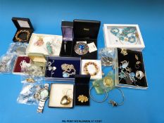 A collection of jewellery to include silver belcher chain, silver brooch in the form of a horse,