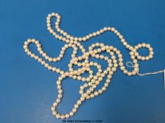 A single strand cultured pearl necklace (60